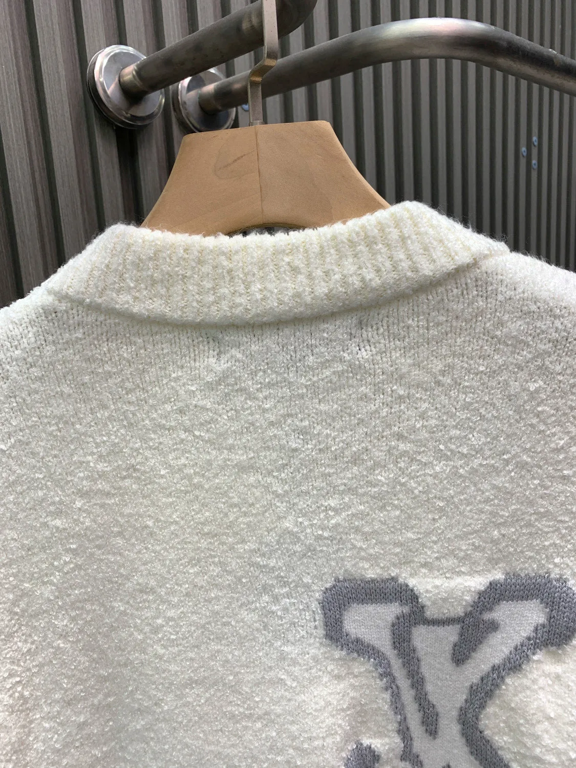 🅿️400 🀄️ Louis Vuitton 1v 24FW mirrored logo intarsia sweater. Original purchase: 10,900. Custom-woven and dyed sheep wool 55%, yak hair 21%, nylon 20%, spandex 4% wool loop yarn. The yarn has high ductility and good elasticity. It is different from the non-elastic version on the market. The special washing process is very soft and skin-friendly. Positive 3-needle knitting process. The thickness of each stitch of the inlay on the clothing logo is consistent with ZP. The back logo is a mirror intarsia. A high-elastic elastic band is added in the middle of the thread at the neckline. The upper body is soft, breathable, and skin-friendly. It is not easy to deform when washed. The upper body is skin-friendly and versatile. Wear it in front of others. A powerful autumn and winter item.
